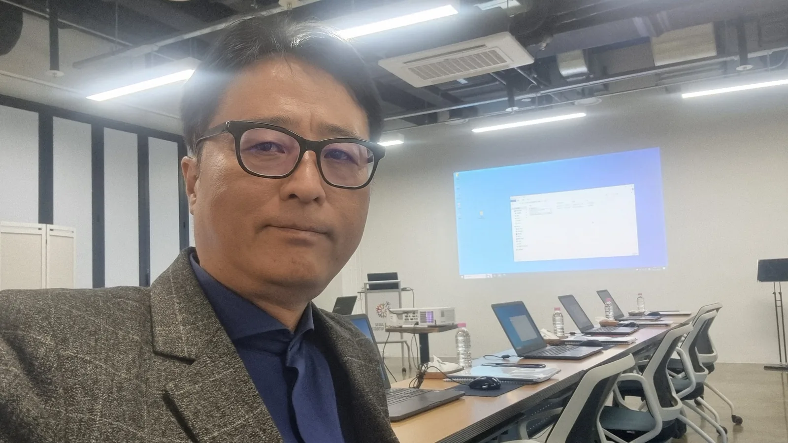 창업 및 AI 활용 교육 현장에서 상담을 준비하는 강종헌 컨설턴트